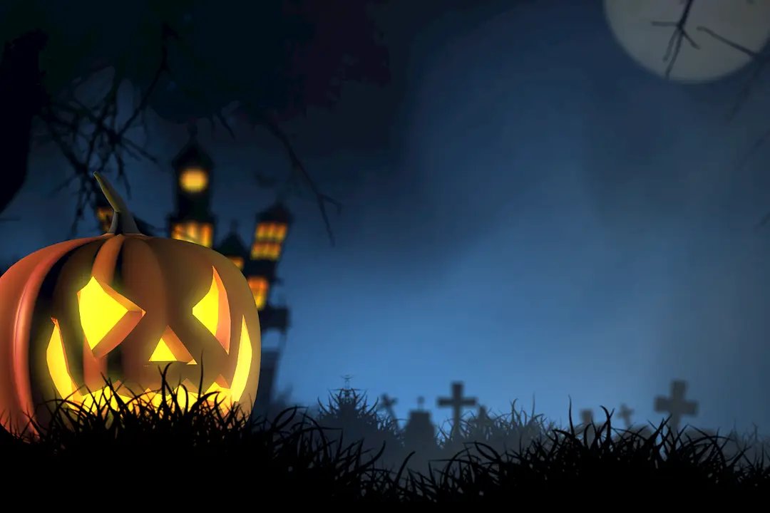 Jackolantern sitting in a spooky halloween setting